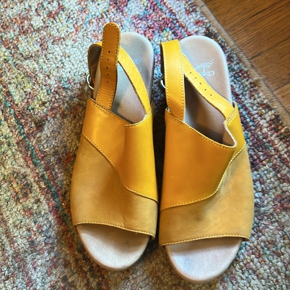 Dansko Madalyn Slingback Clog Sandal - Picture 3 of 9